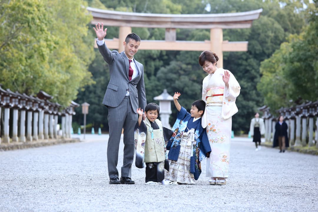 神社で記念写真