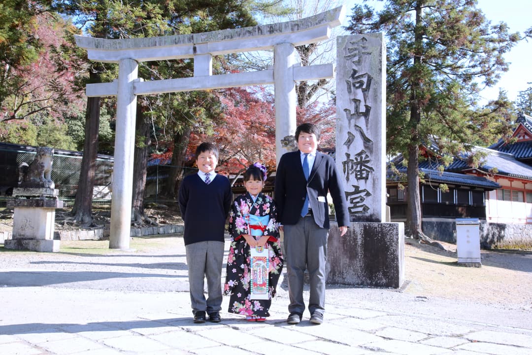 神社で記念写真