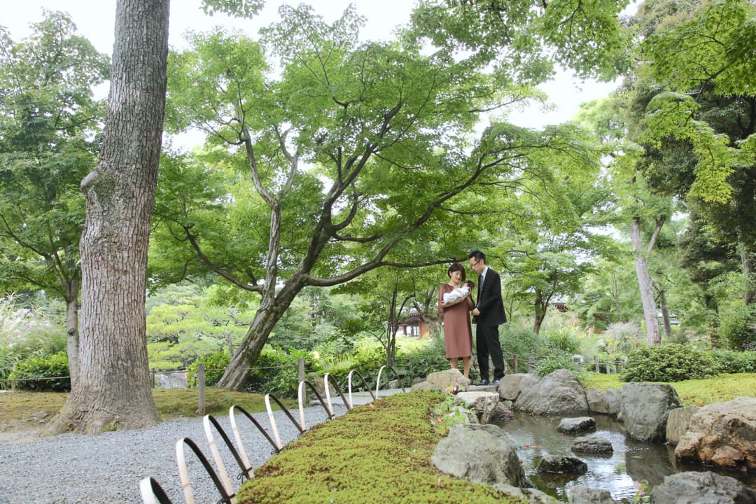 神社で記念写真