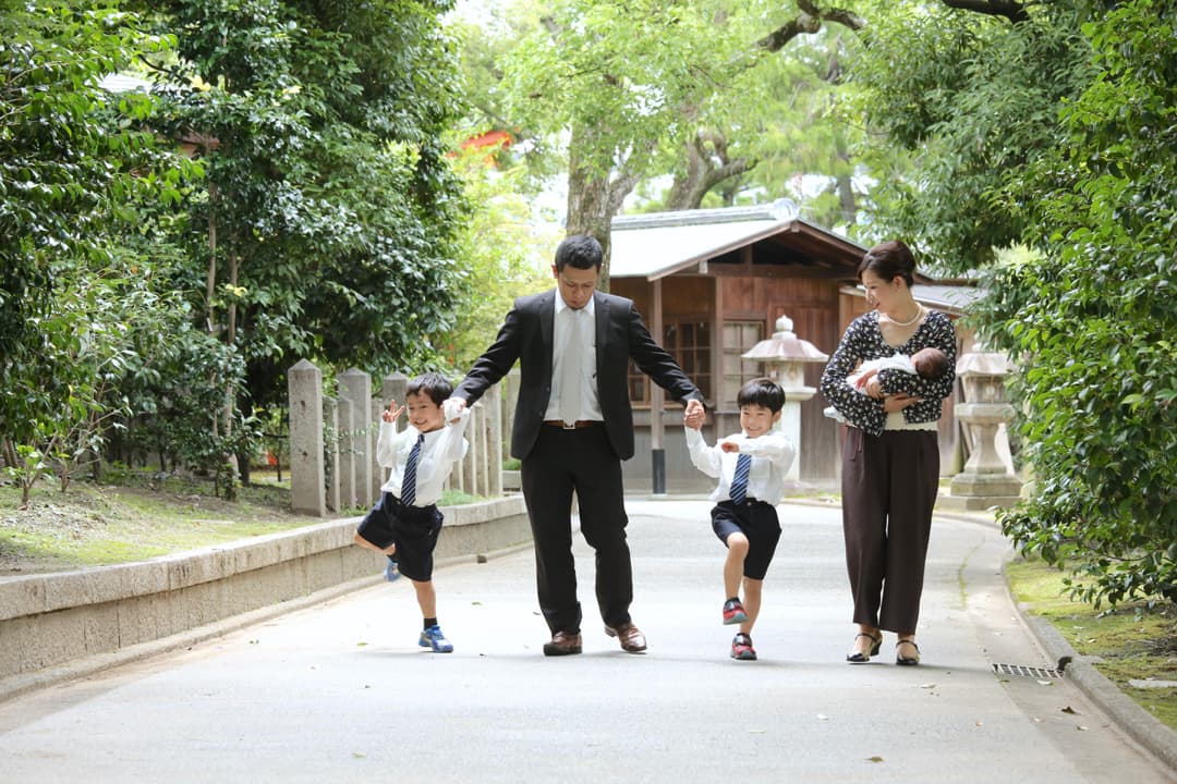 神社で記念写真