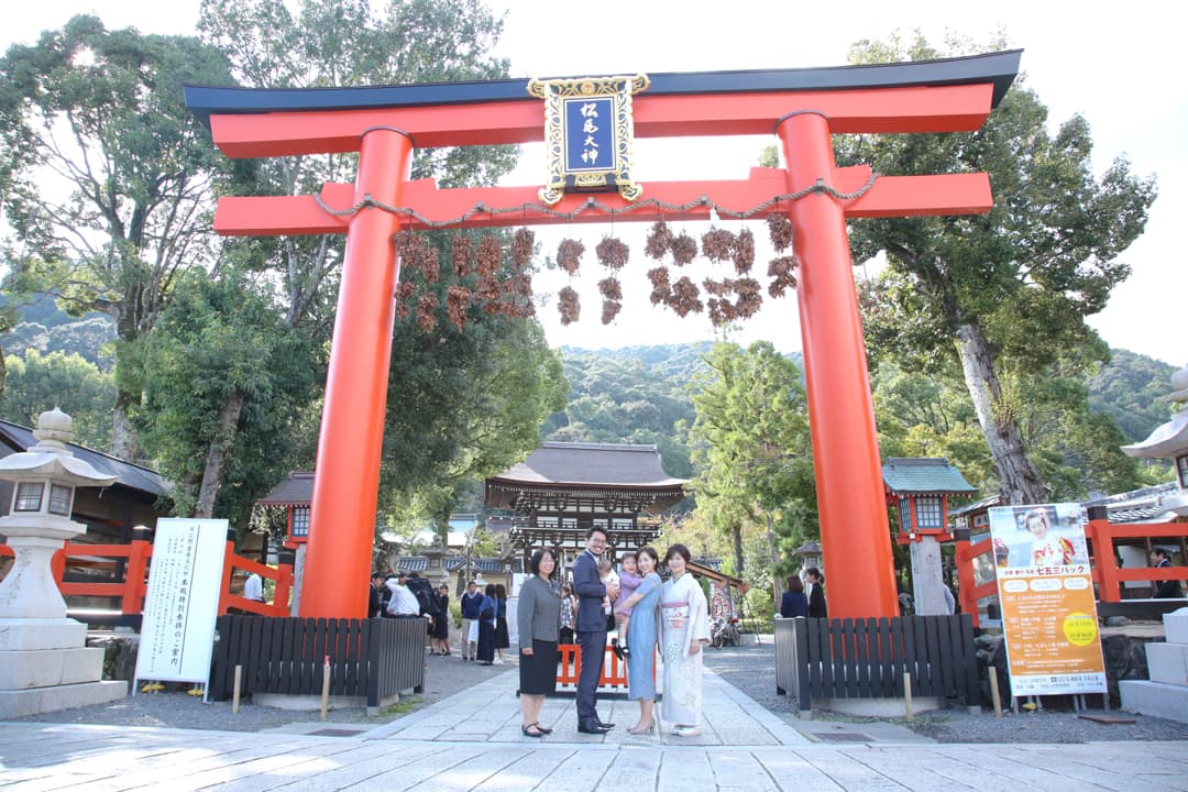 神社で記念写真