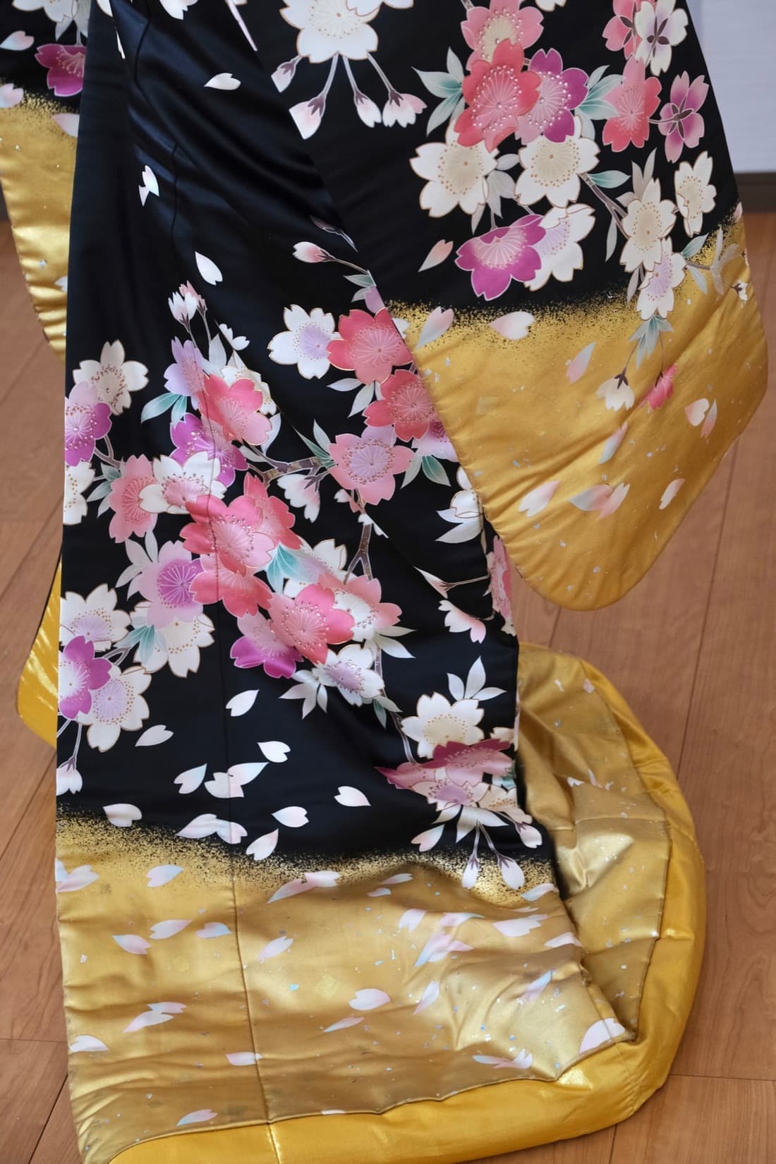 桂由美UMIKATURAの黒金と桜の色打掛結婚式前撮りレンタル