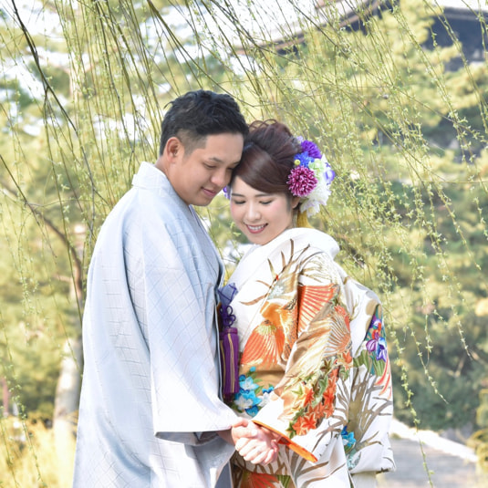 日本の結婚式の白地の色打掛けの写真