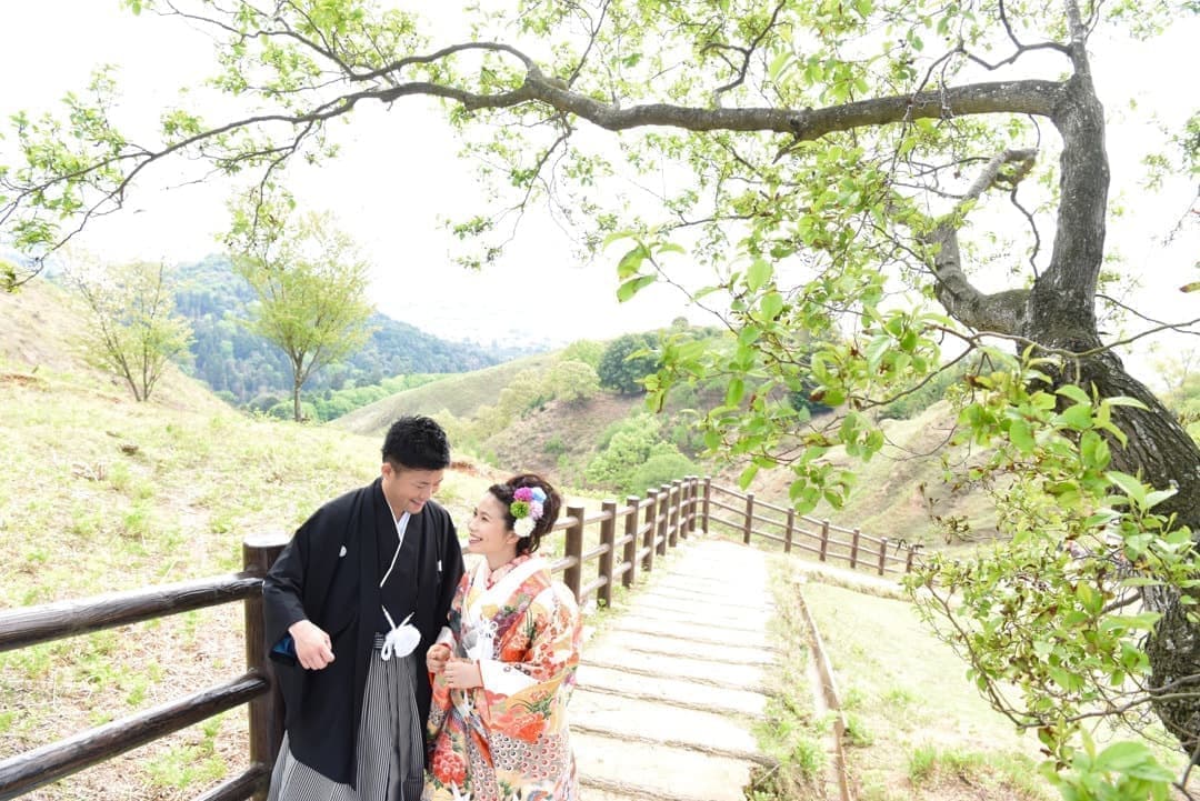 奈良公園の若草山で前撮りの新郎新婦の写真