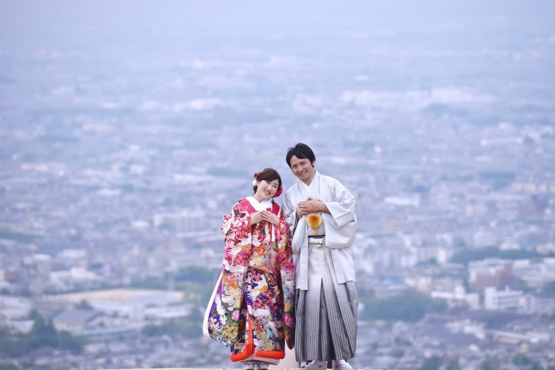 奈良公園の若草山で前撮りの新郎新婦の写真