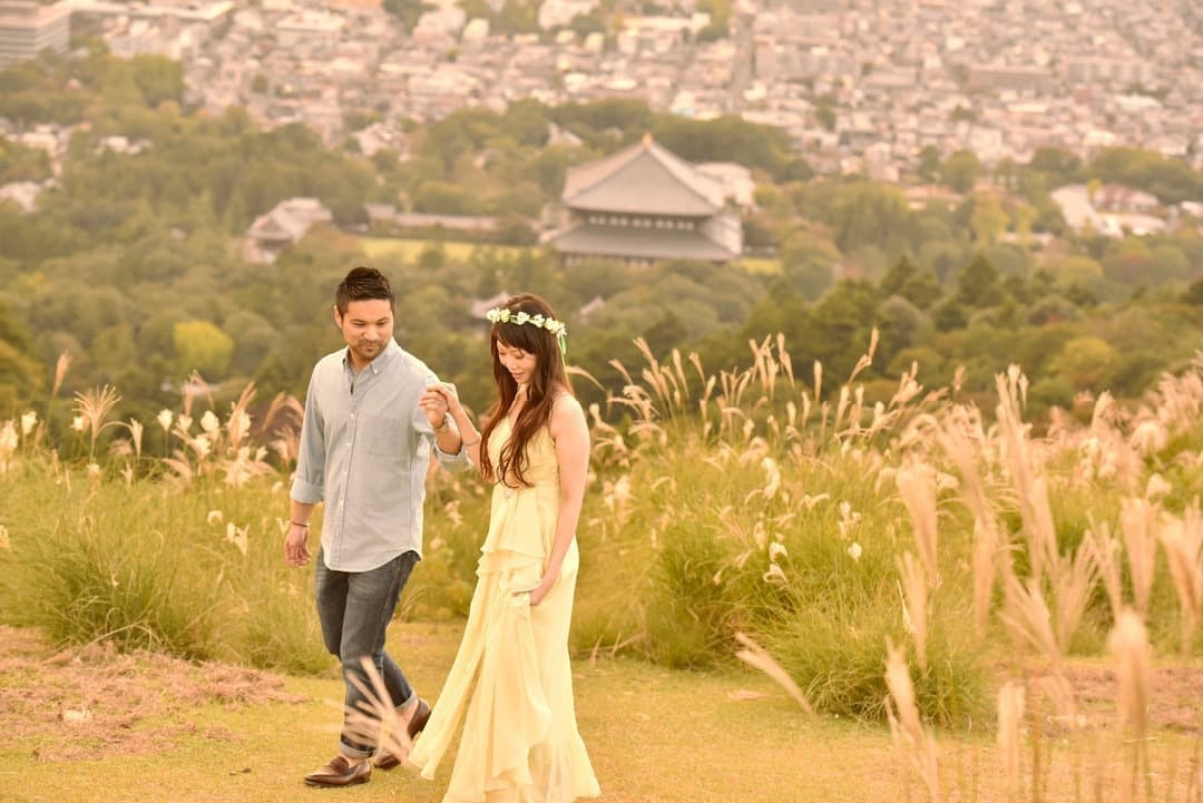 若草山でドレスの結婚写真