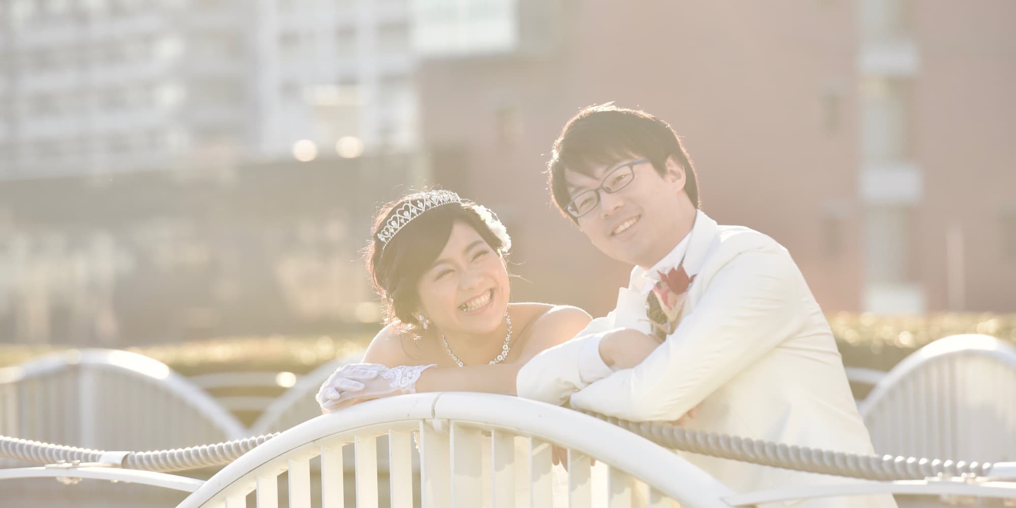 東京の夕暮れでフォトウェディングを撮影している新郎新婦