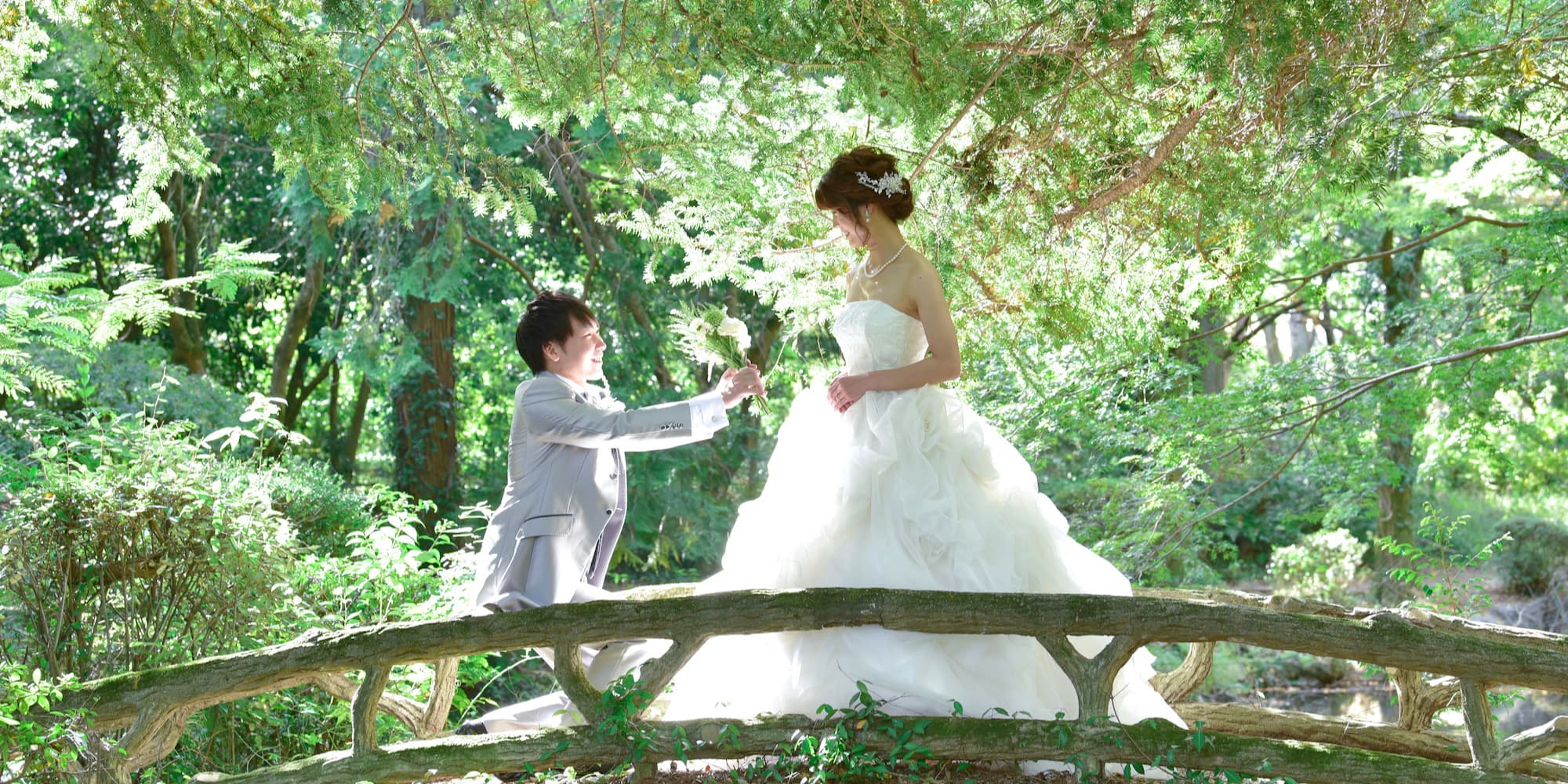 ウエディングドレスを着た花嫁とタキシード姿の新郎