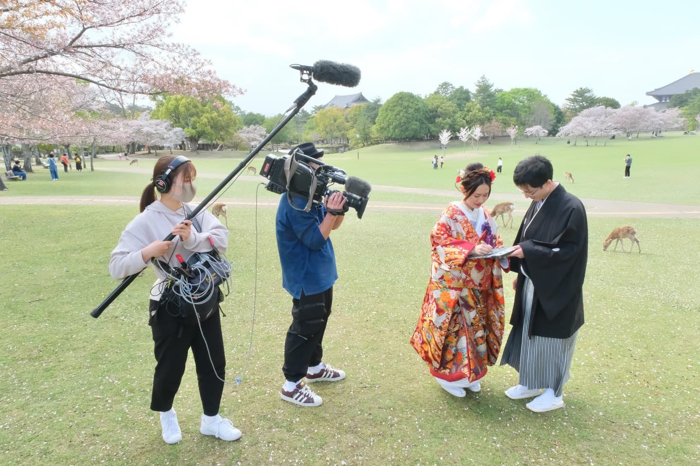 フォトウェディングの取材を受けている写真