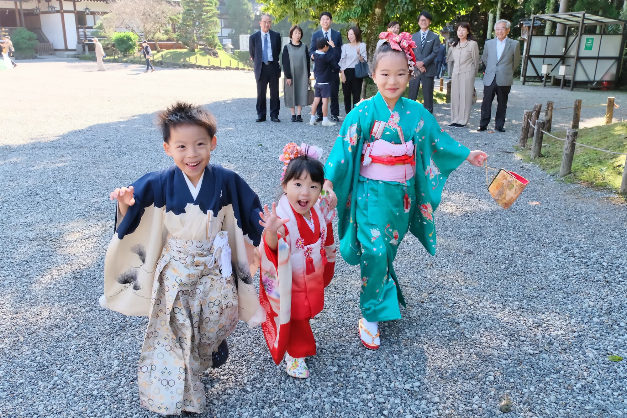 七五三の着物を着た３歳５歳７歳の子供たち
