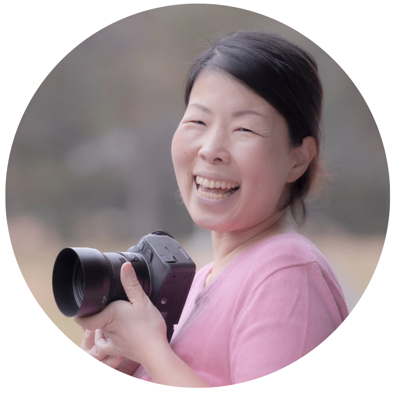 女性カメラマンの写真