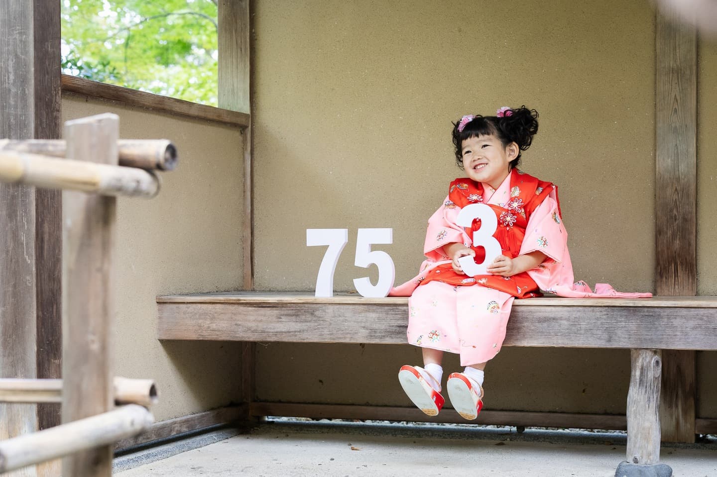 七五三の子供とお宮参りの赤ちゃん