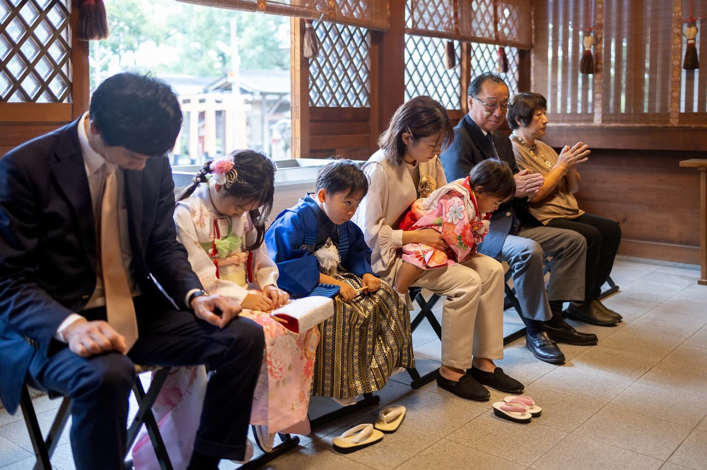 七五三の子供とお宮参りの赤ちゃん