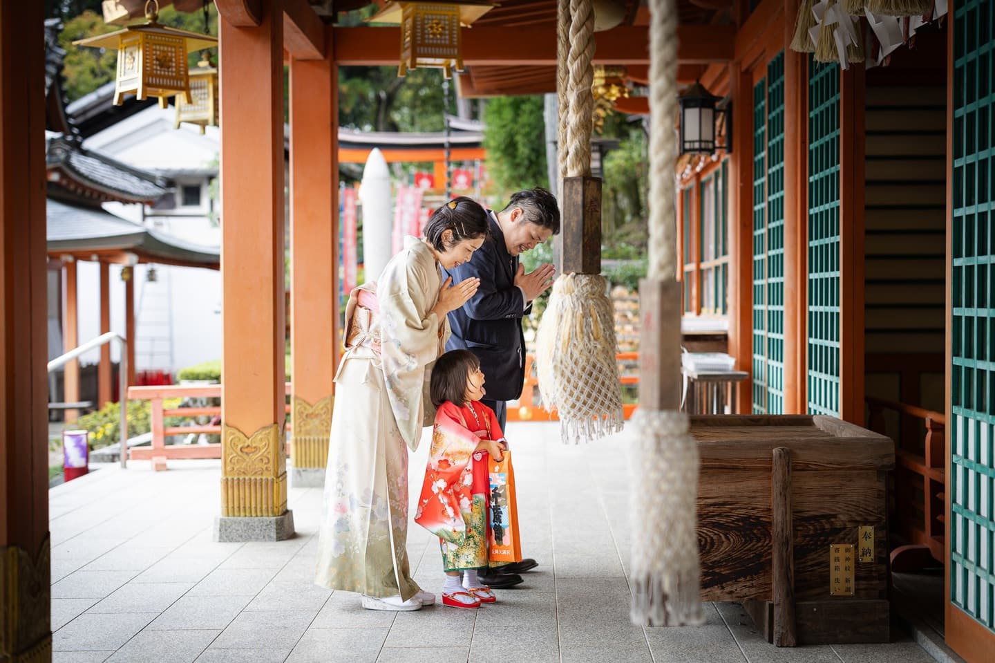 七五三の子供とお宮参りの赤ちゃん