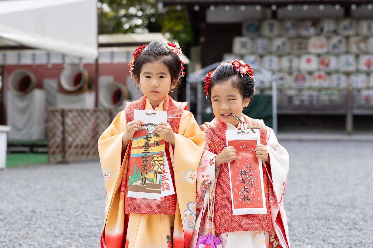 七五三の子供とお宮参りの赤ちゃん