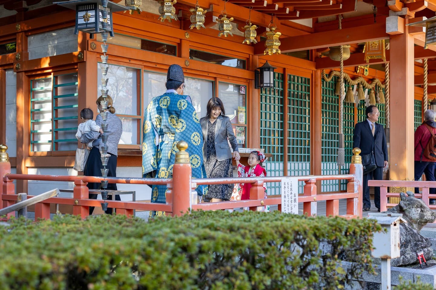 七五三の子供とお宮参りの赤ちゃん