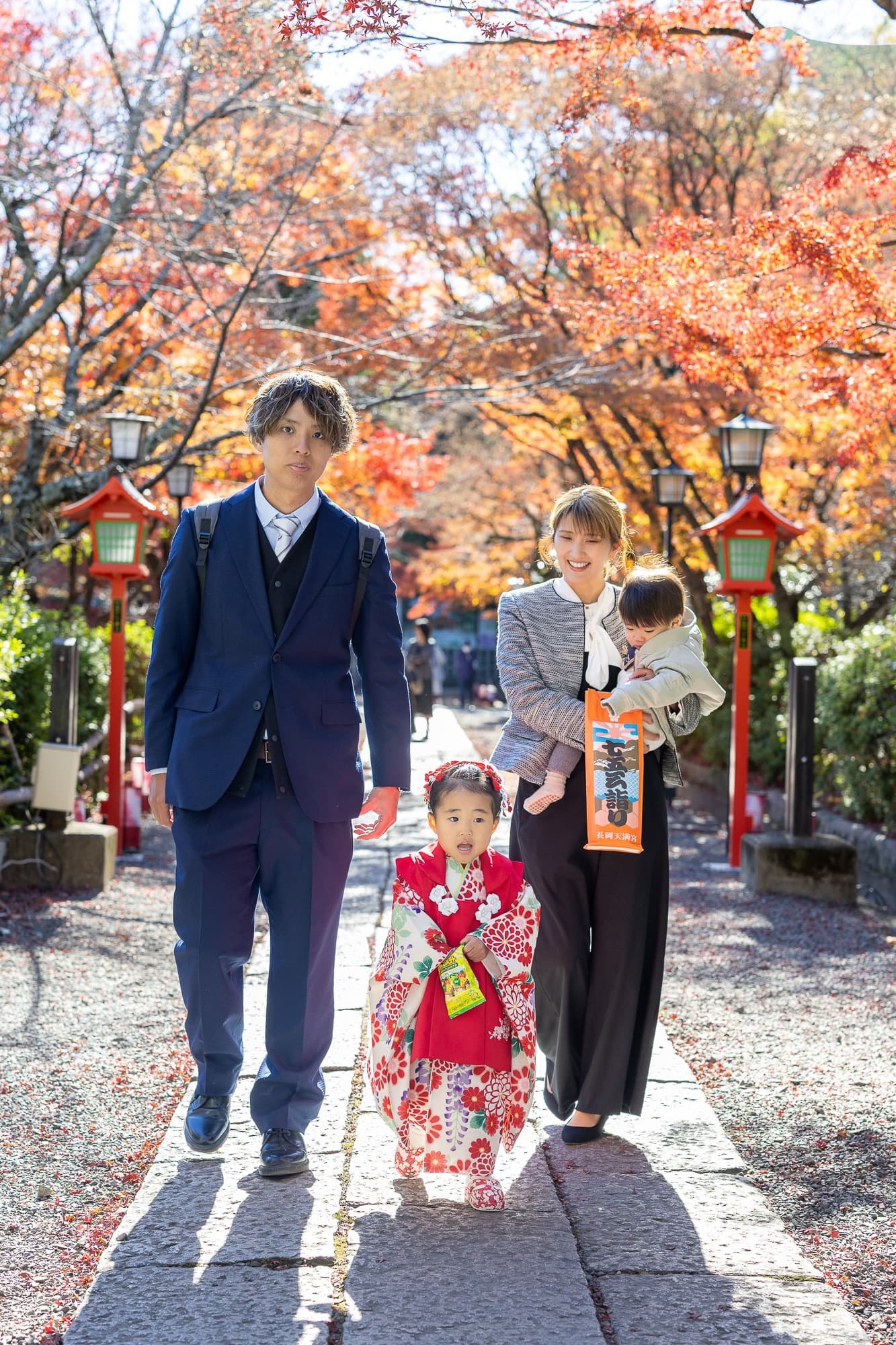 七五三の子供とお宮参りの赤ちゃん