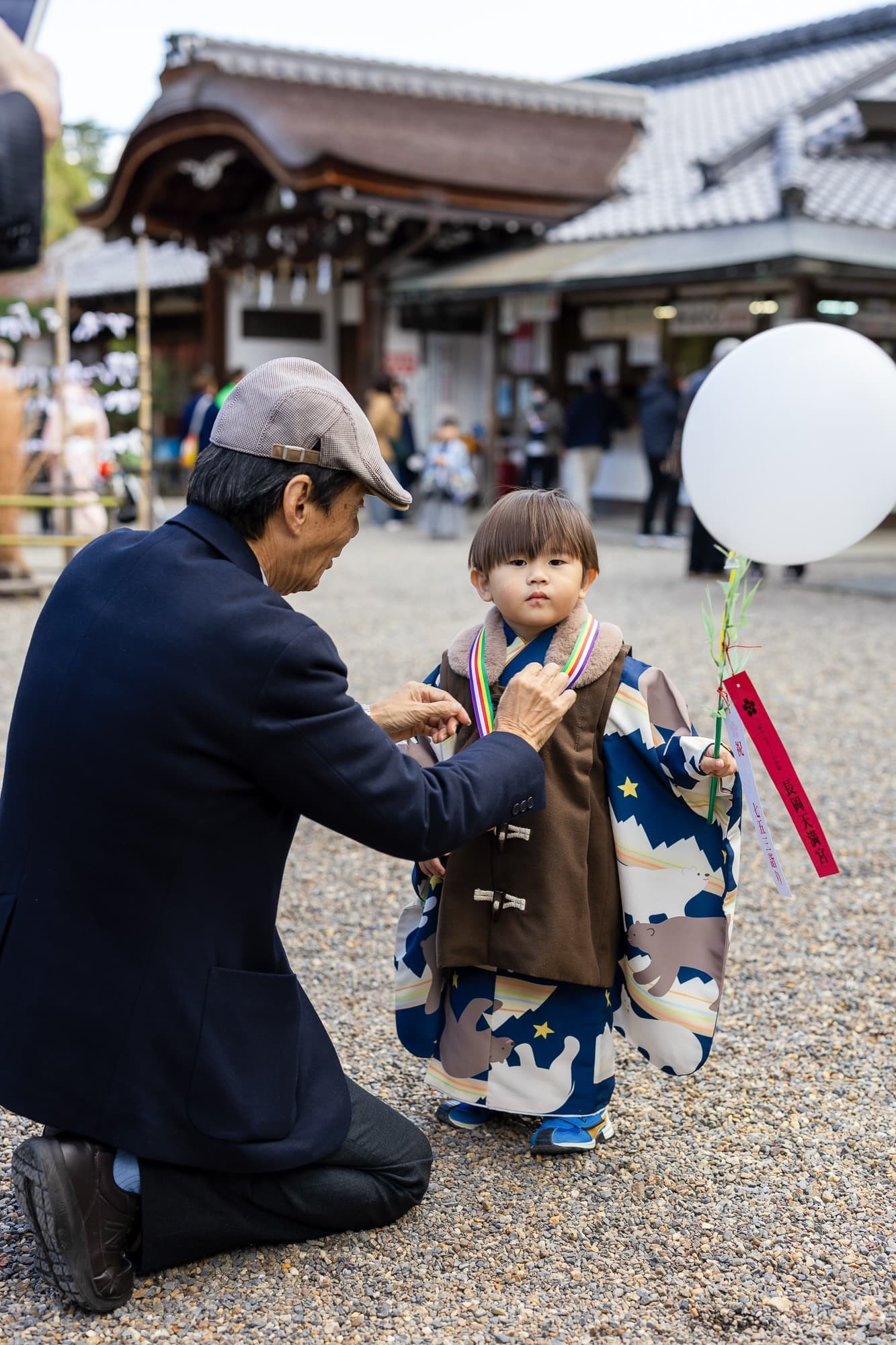 七五三の子供とお宮参りの赤ちゃん