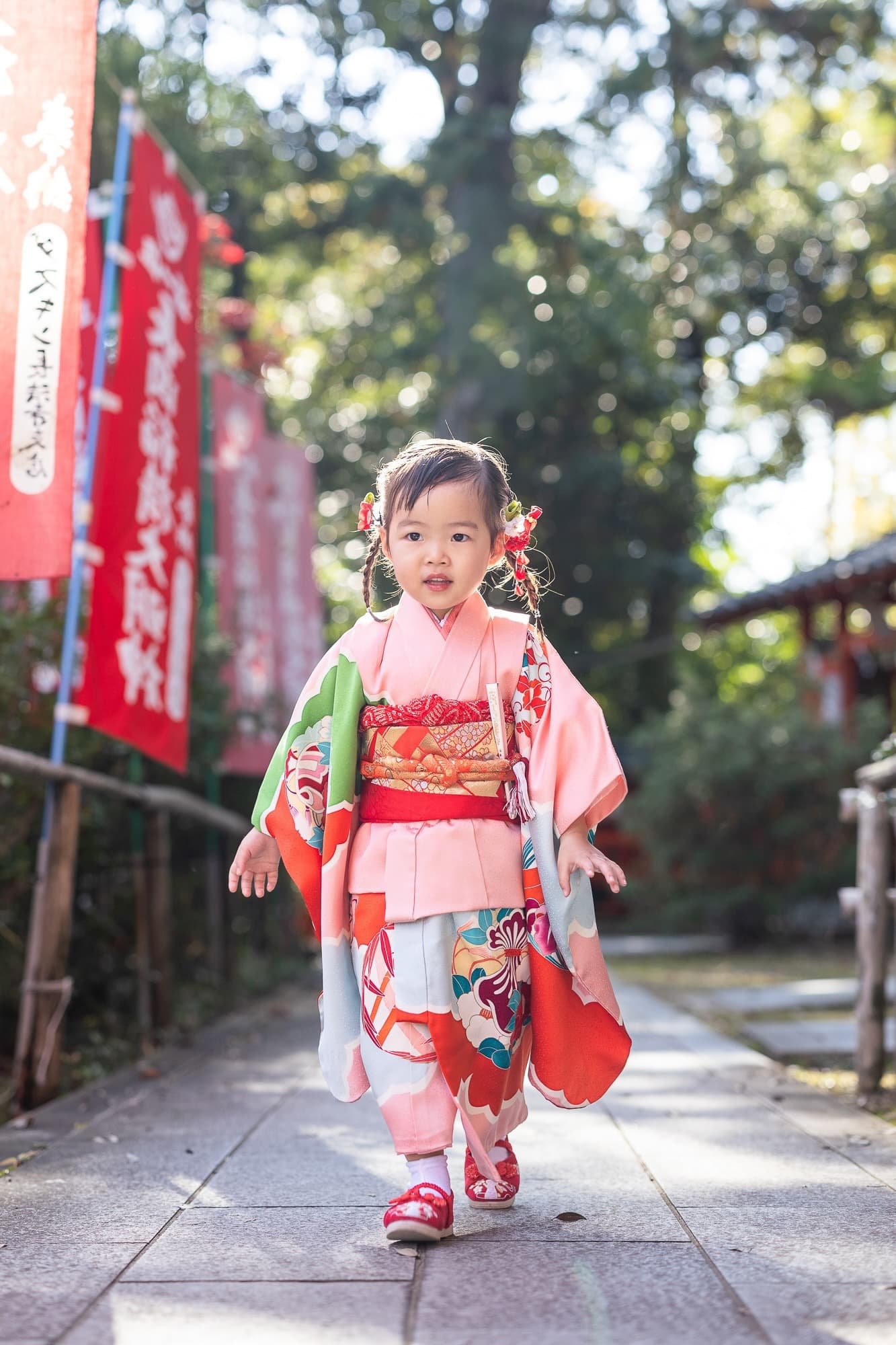 七五三の子供とお宮参りの赤ちゃん