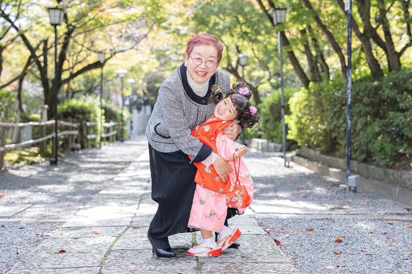 七五三の子供とお宮参りの赤ちゃん