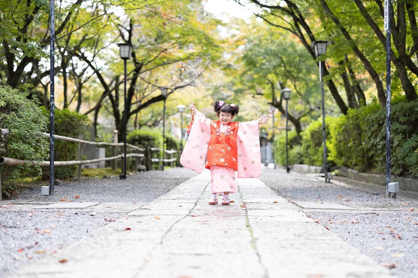 七五三の子供とお宮参りの赤ちゃん