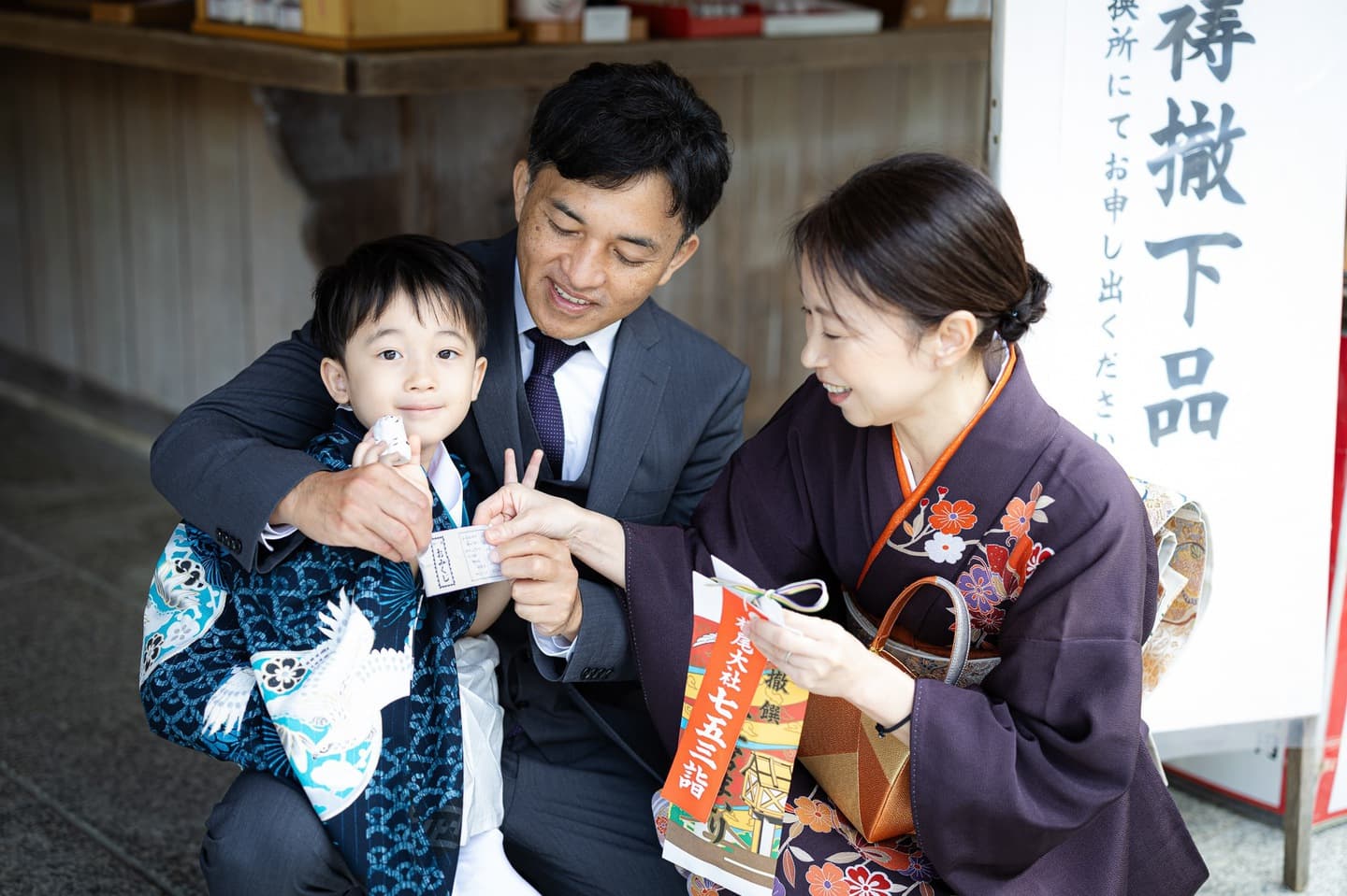 七五三の子供とお宮参りの赤ちゃん