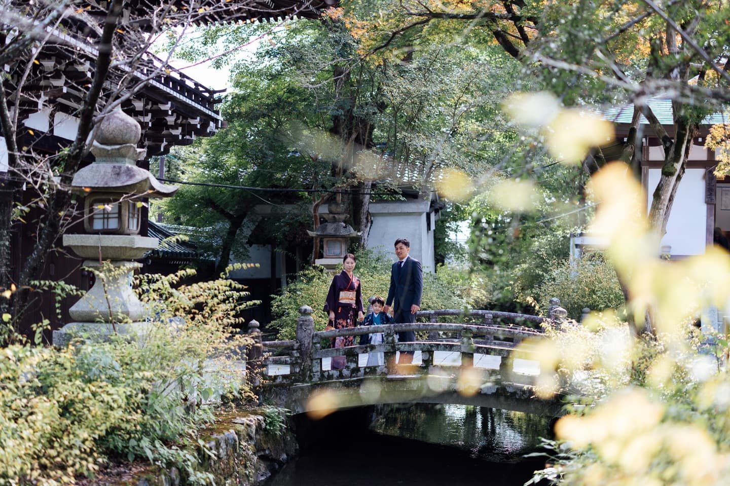 七五三の子供とお宮参りの赤ちゃん