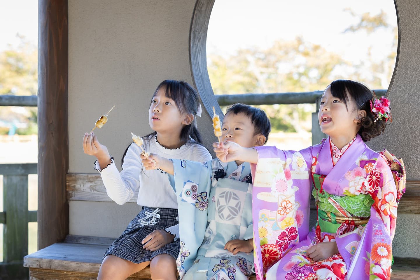 七五三の子供とお宮参りの赤ちゃん