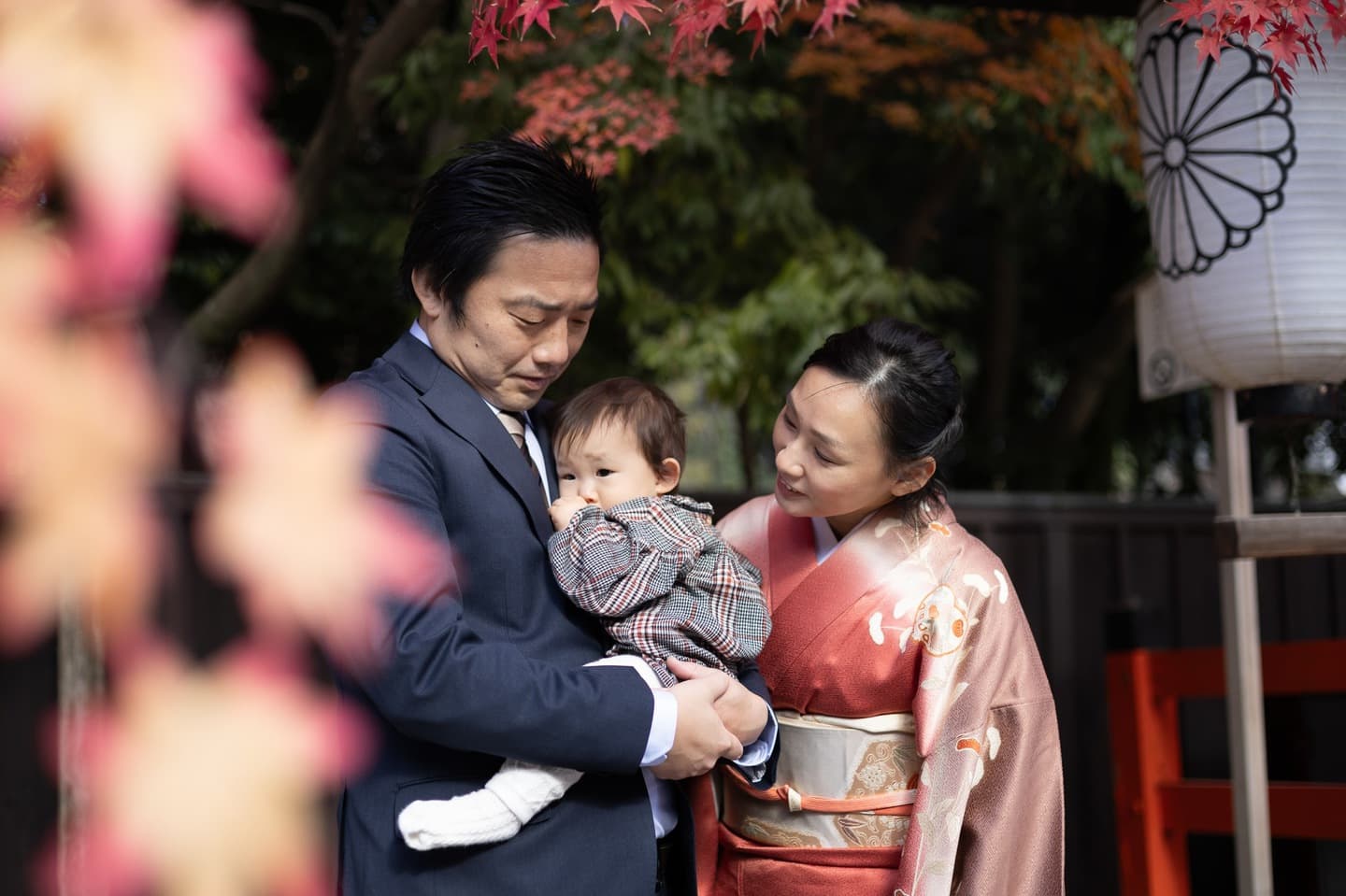 七五三の子供とお宮参りの赤ちゃん