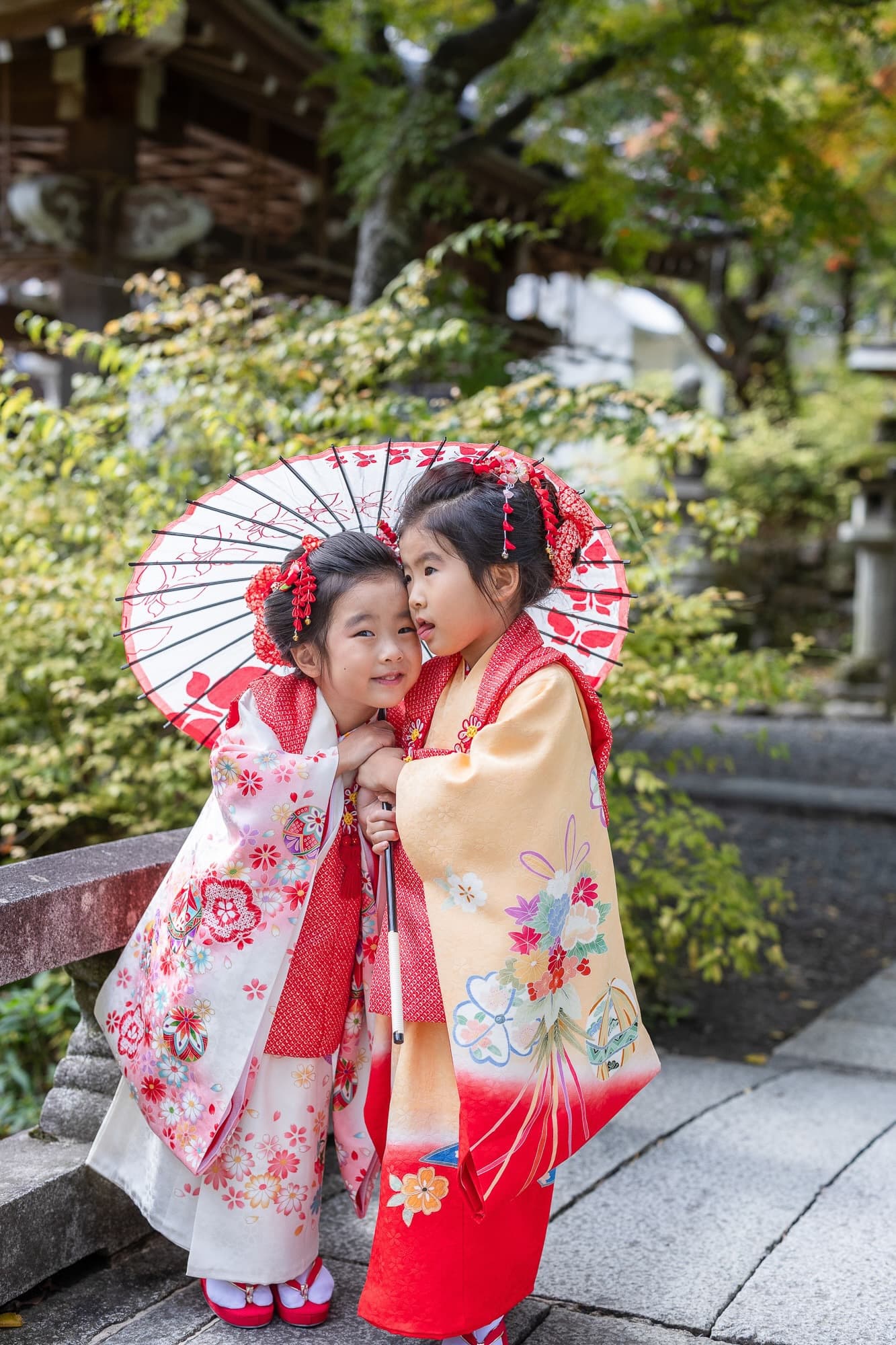 七五三の子供とお宮参りの赤ちゃん