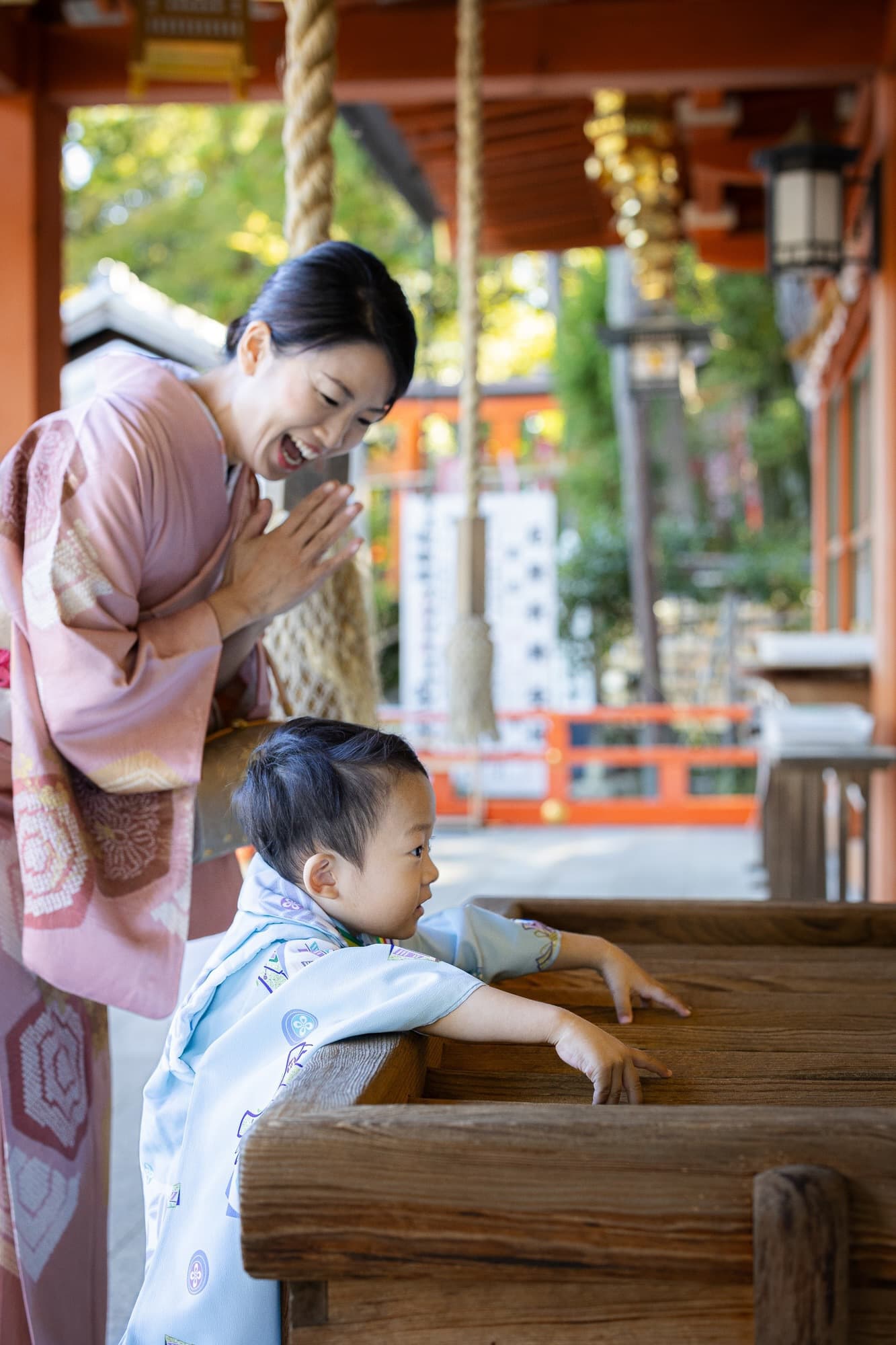 七五三の子供とお宮参りの赤ちゃん