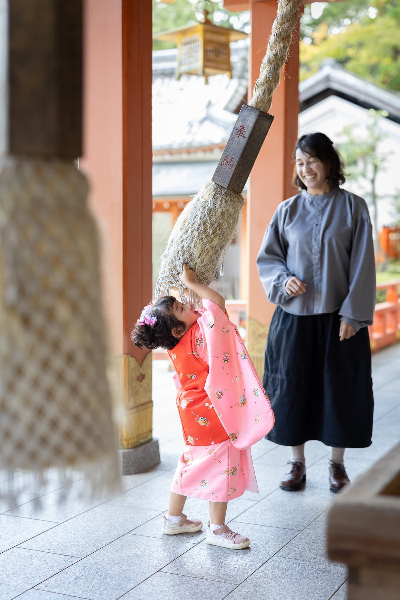 七五三の子供とお宮参りの赤ちゃん