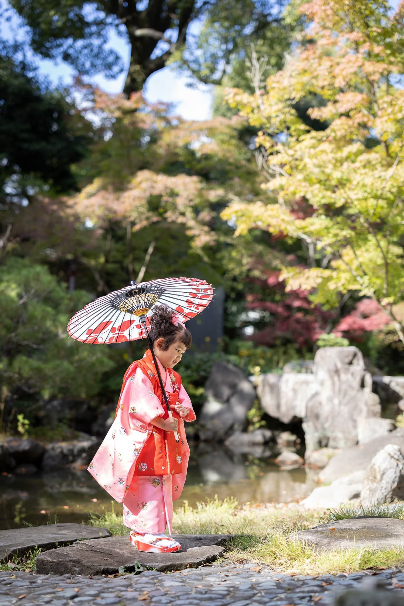 七五三の子供とお宮参りの赤ちゃん