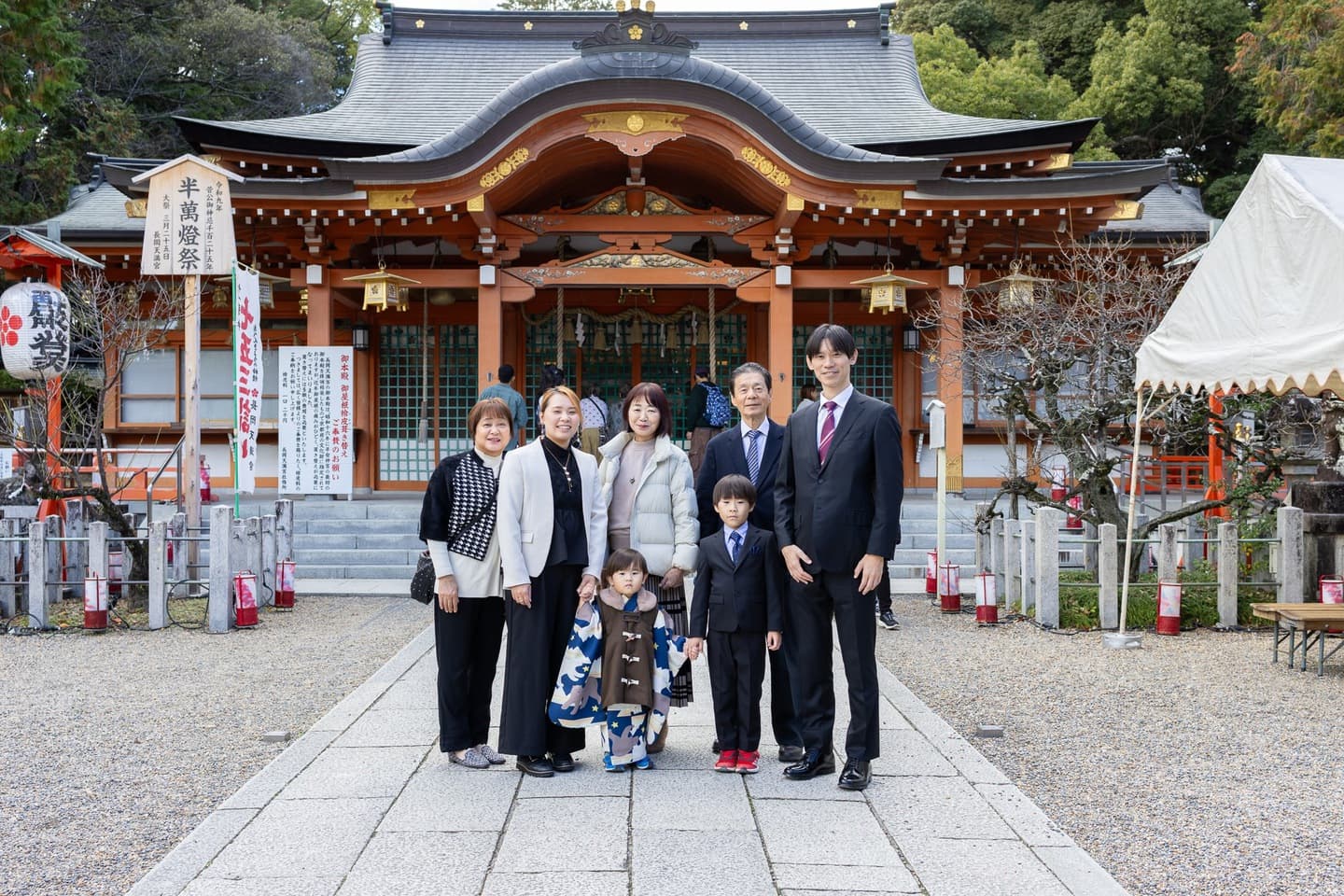七五三の子供とお宮参りの赤ちゃん