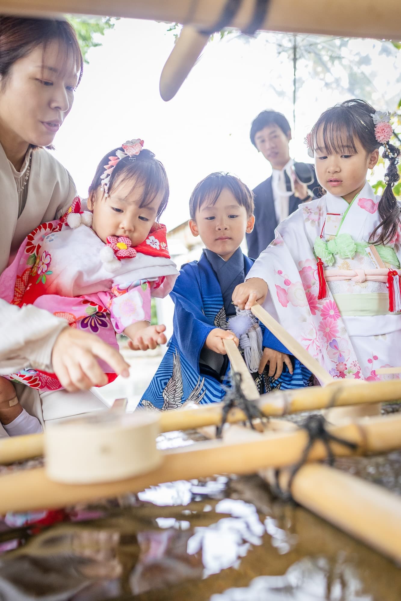 七五三の子供とお宮参りの赤ちゃん
