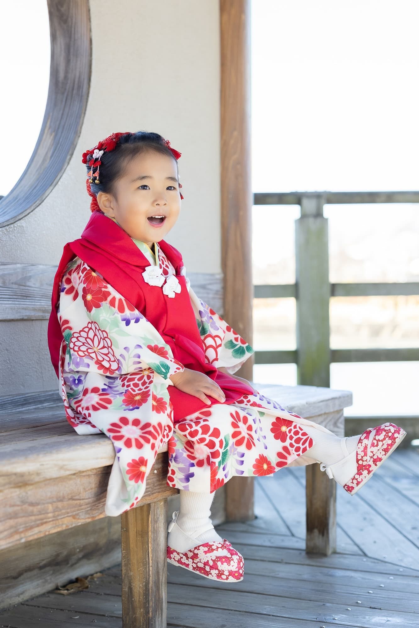 七五三の子供とお宮参りの赤ちゃん
