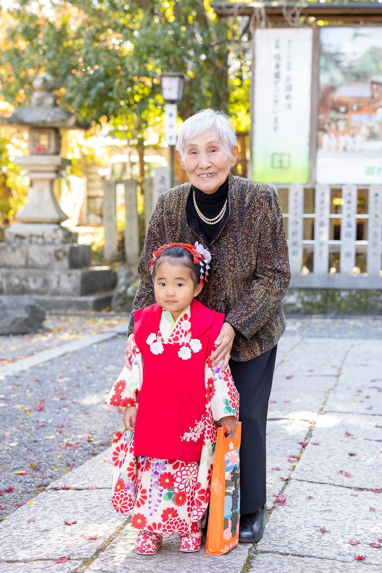 七五三の子供とお宮参りの赤ちゃん