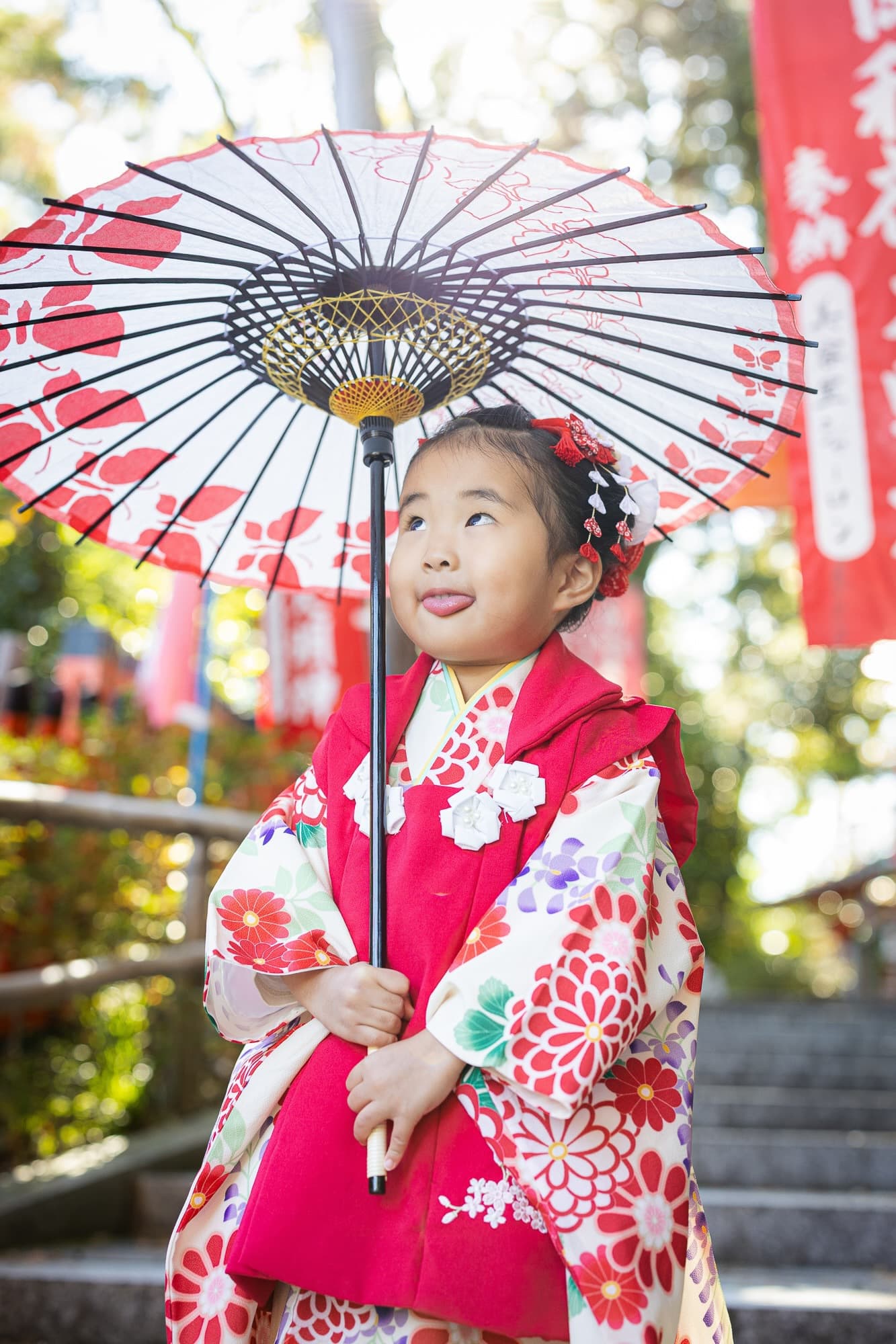 七五三の子供とお宮参りの赤ちゃん