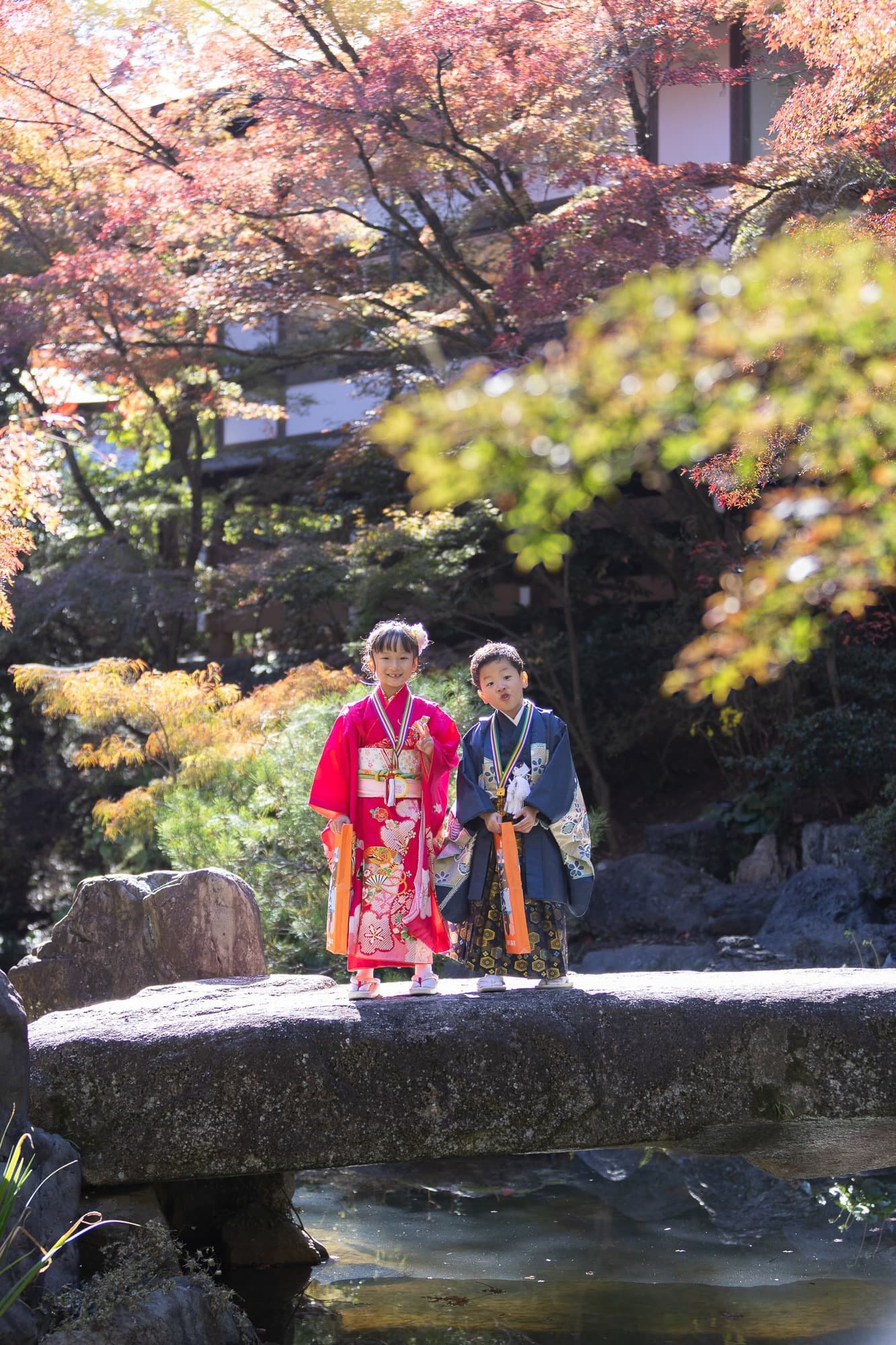 七五三の子供とお宮参りの赤ちゃん