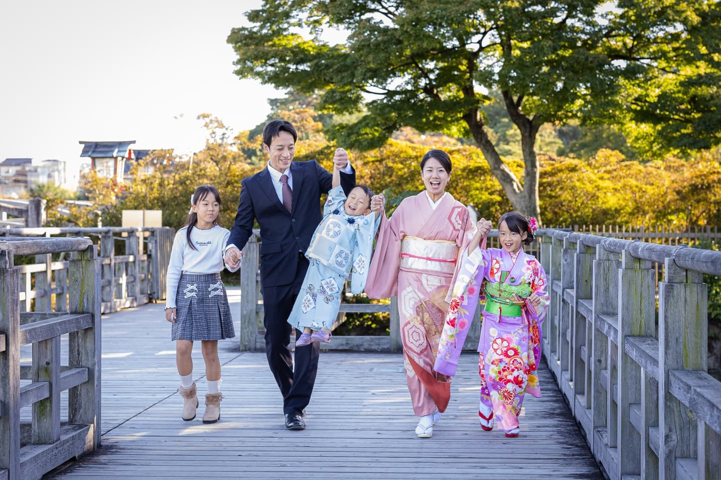 七五三の子供とお宮参りの赤ちゃん