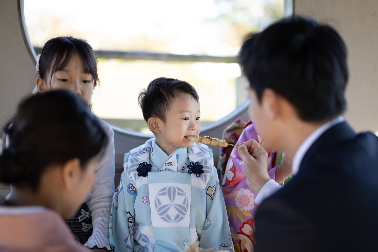 七五三の子供とお宮参りの赤ちゃん