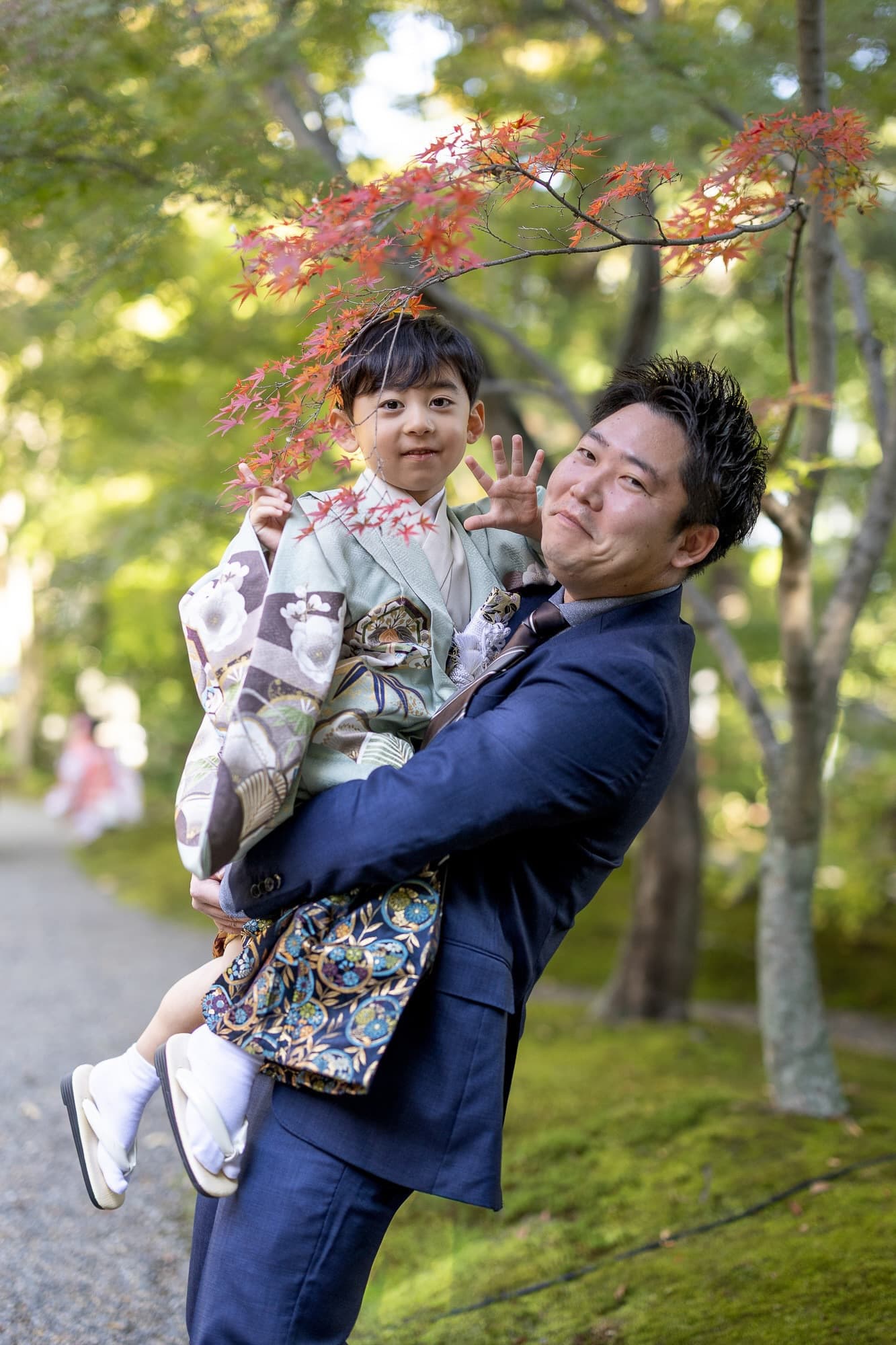 七五三の子供とお宮参りの赤ちゃん