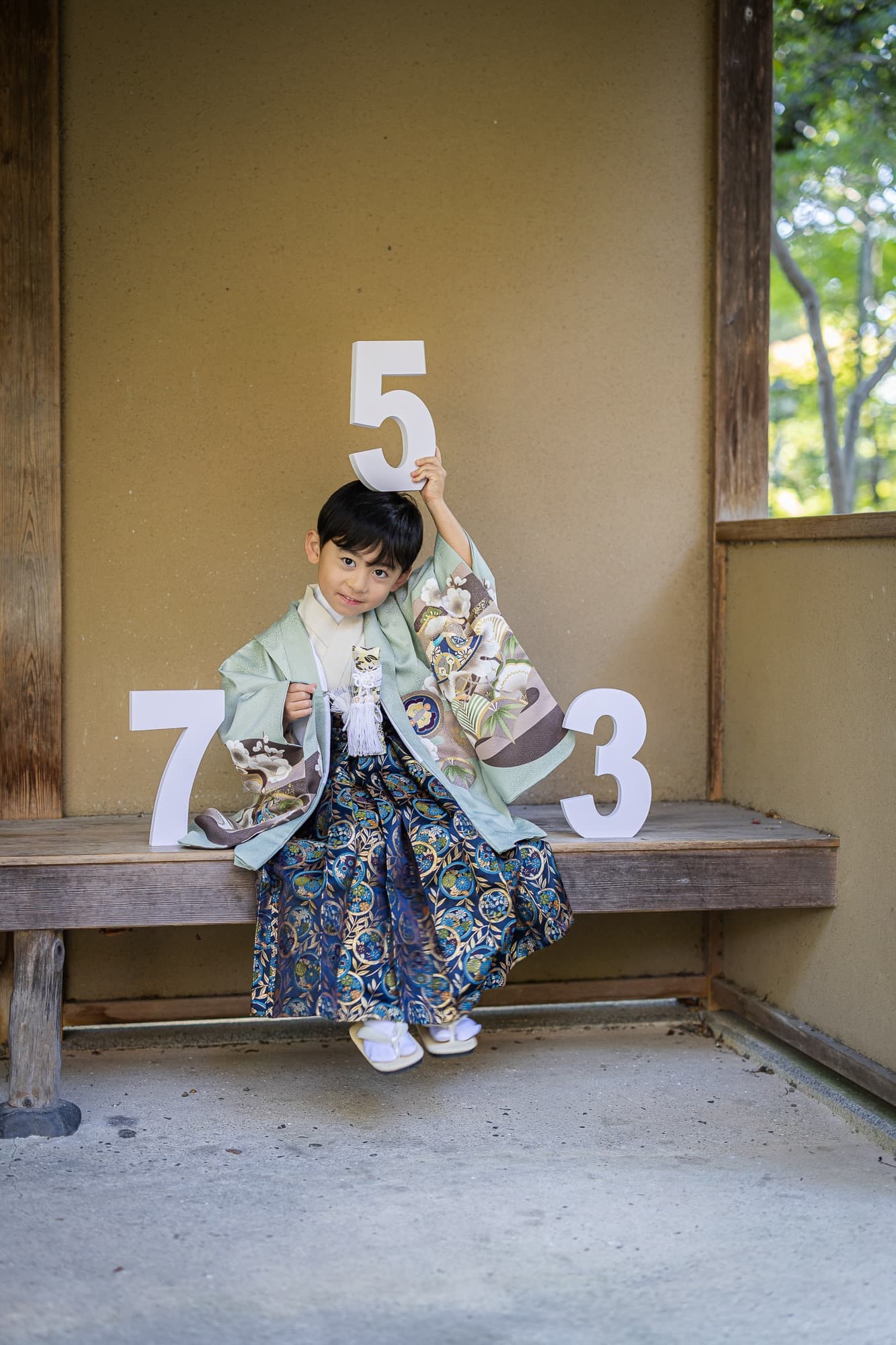 七五三の子供とお宮参りの赤ちゃん