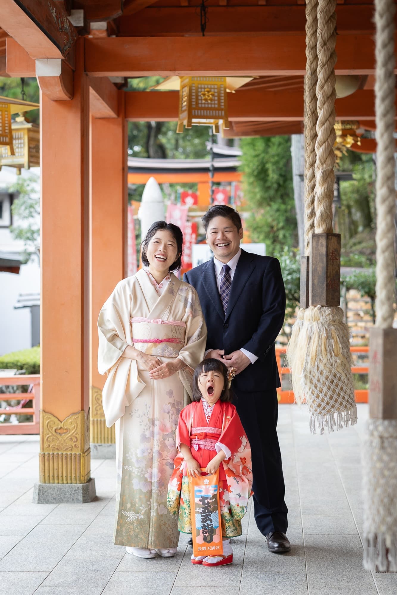 七五三の子供とお宮参りの赤ちゃん