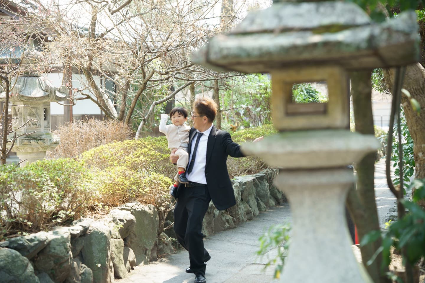 神社でお宮参りの赤ちゃんと家族