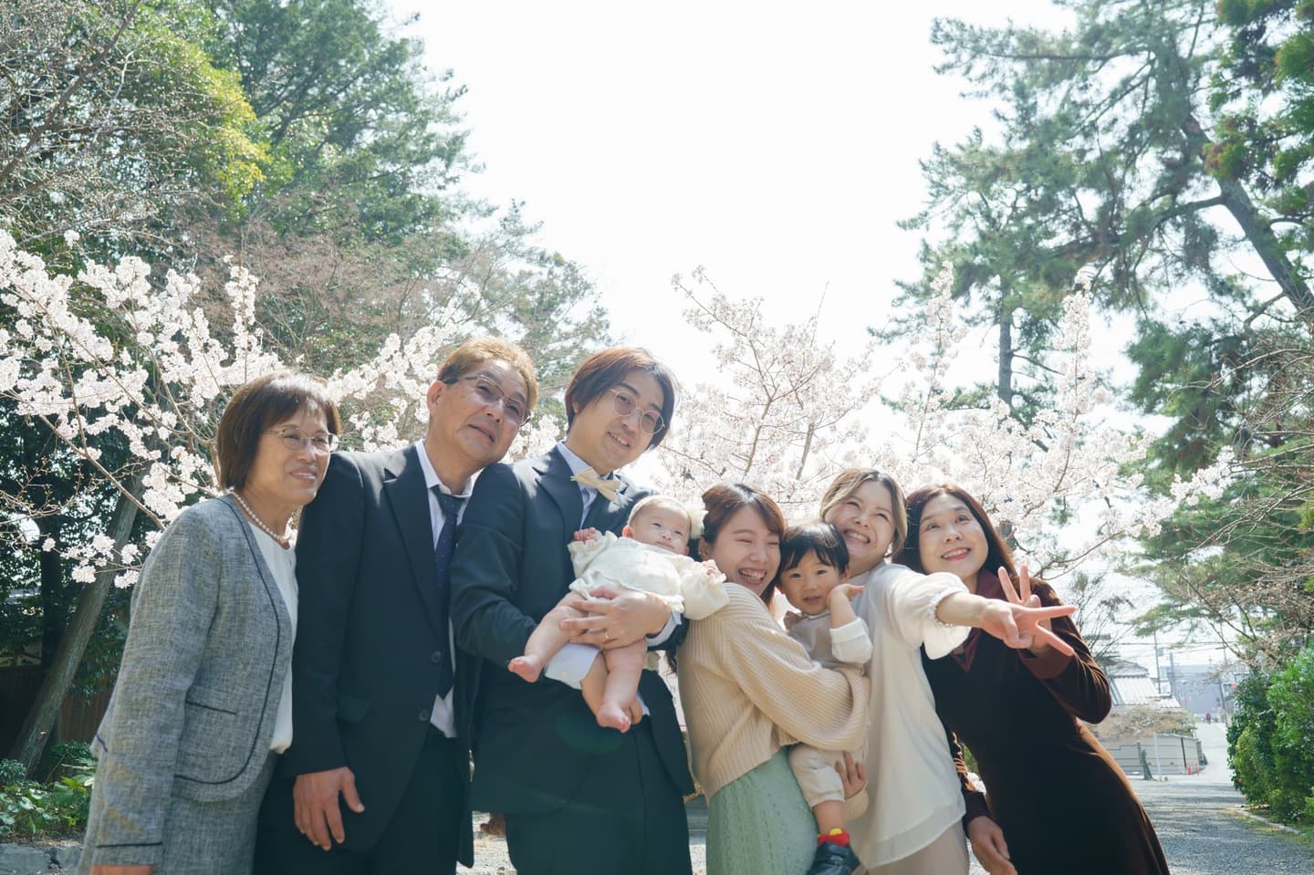 神社でお宮参りの赤ちゃんと家族