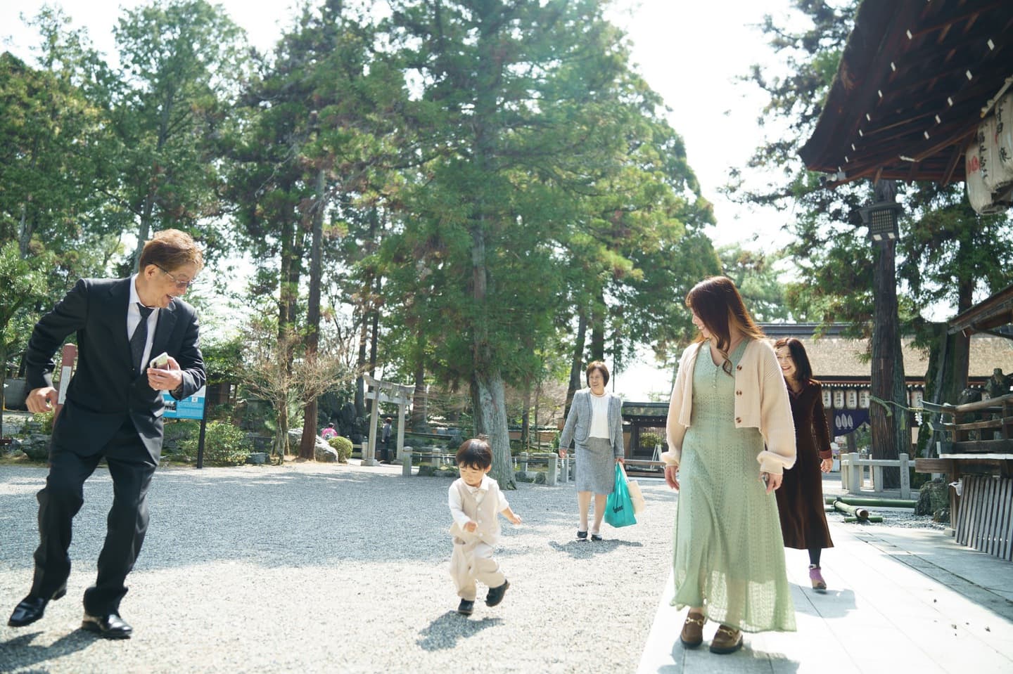 神社でお宮参りの赤ちゃんと家族