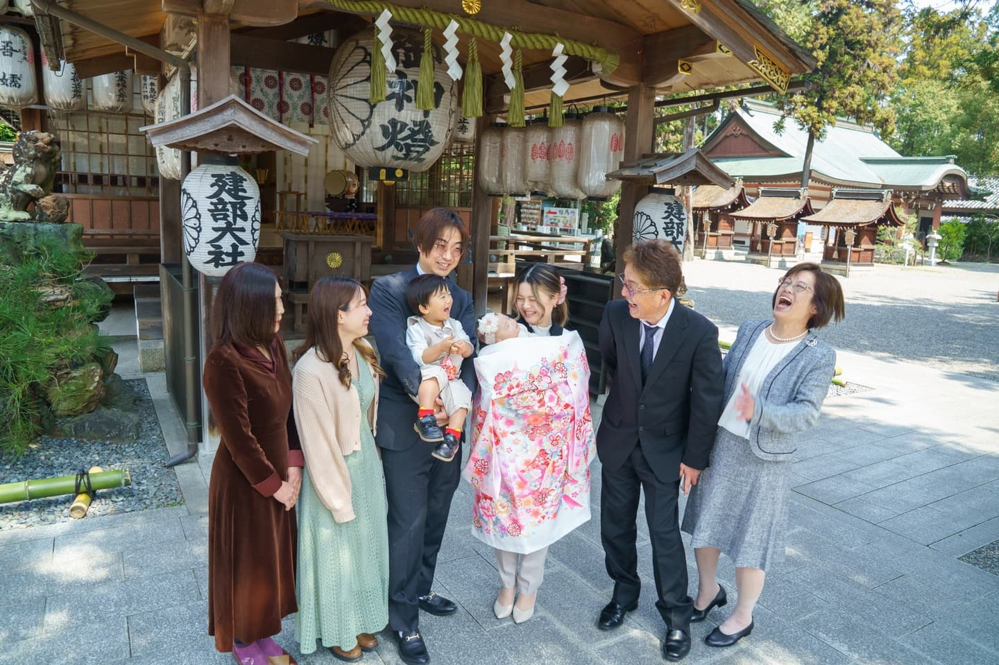 神社でお宮参りの赤ちゃんと家族
