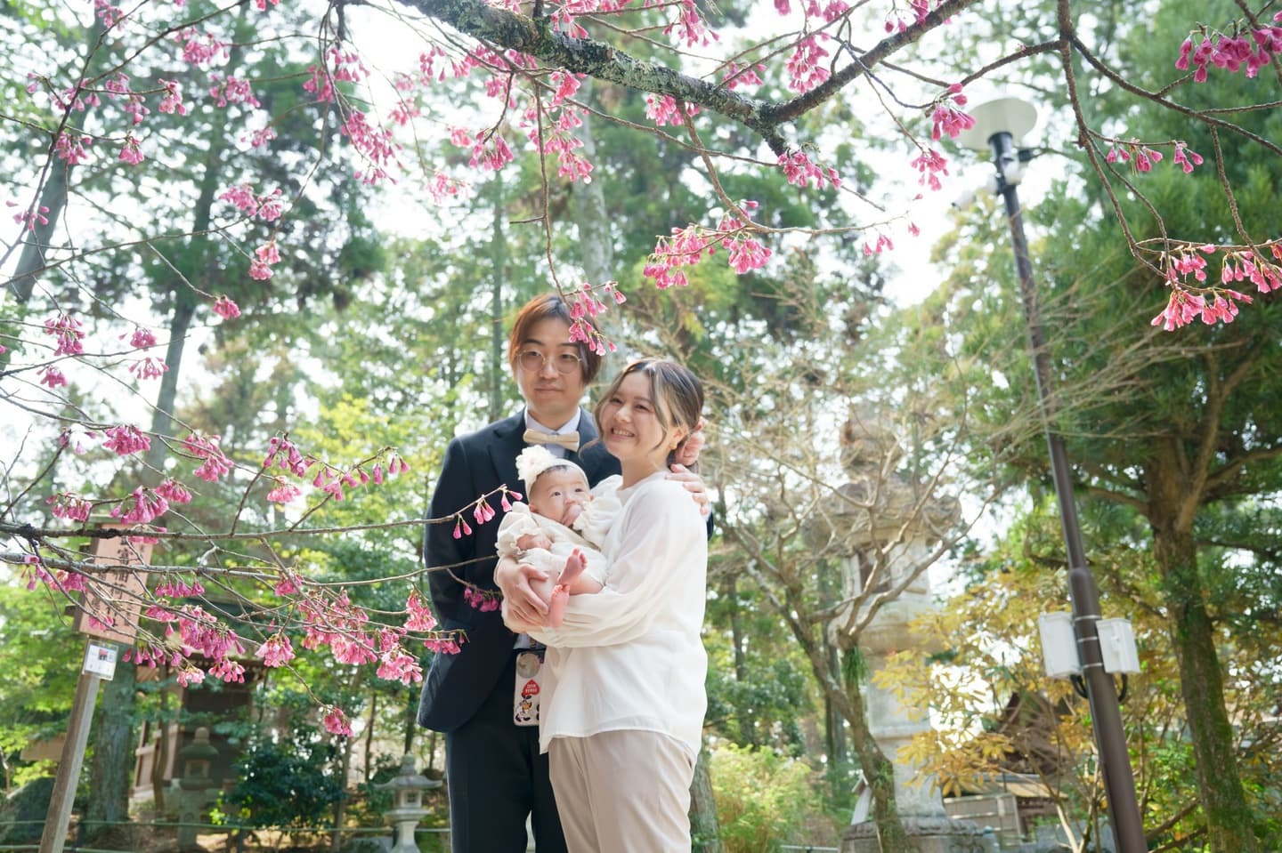 神社でお宮参りの赤ちゃんと家族