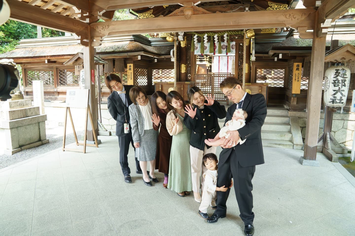 神社でお宮参りの赤ちゃんと家族